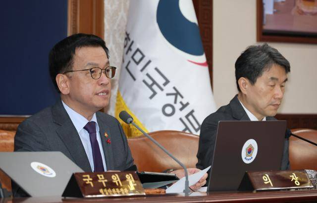 최상목(왼쪽) 대통령 권한대행 부총리 겸 기획재정부 장관이 지난 1월 14일 정부서울청사에서 국무회의를 열고 같은 달 27일 임시 공휴일 지정 안건에 대해 발언하고 있다. 왕태석 선임기자
