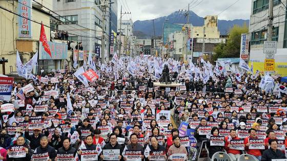 15일 오후 경북 구미역 앞에서 열린 '세이브코리아 국가비상기도회'에 많은 인파가 몰려 있다. 뉴스1