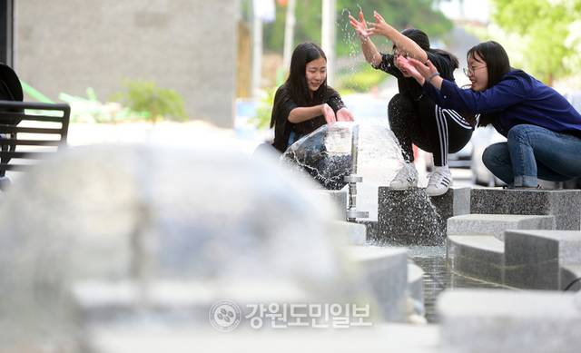 ▲ 춘천 의암공원 인근 분수에서 물놀이를 하며 즐거워하는 학생들 [강원도민일보 자료사진]