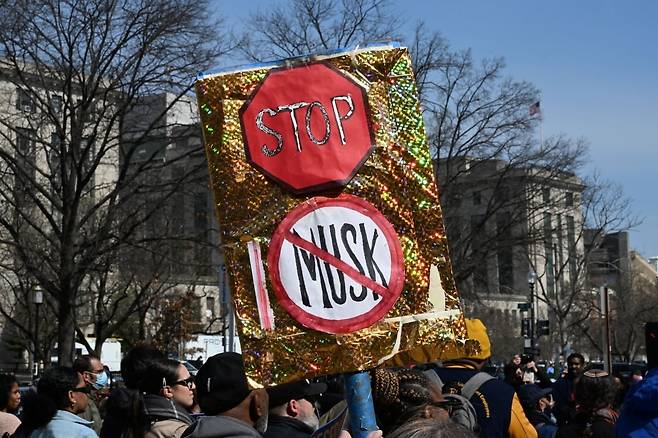 도널드 트럼프 행정부의 정부효율부(DOGE)를 맡아 이끄는 머스크에 대해 반대하는 시위가 확산하고 있다. 사진=AFP