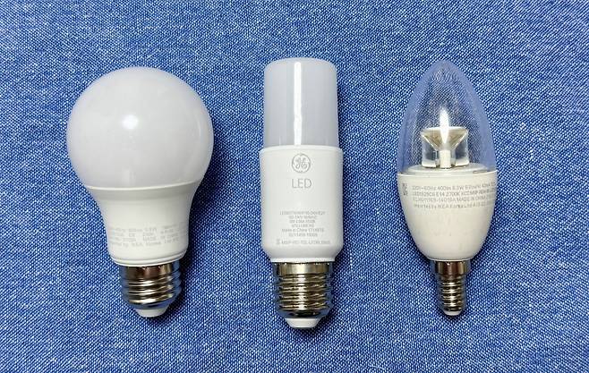 다양한 LED 전구들. 소켓의 규격과 전구의 색상, 밝기 등의 정보가 깨알같이 적혀 있다. 모호연 제공