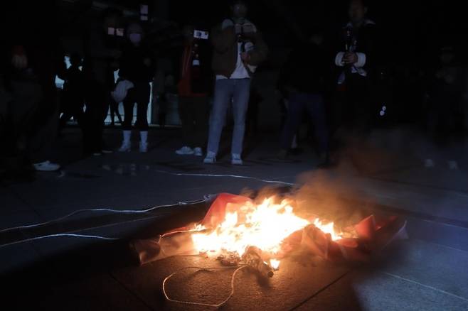 집회 물품 태우는 한 보수 유튜버. 연합뉴스