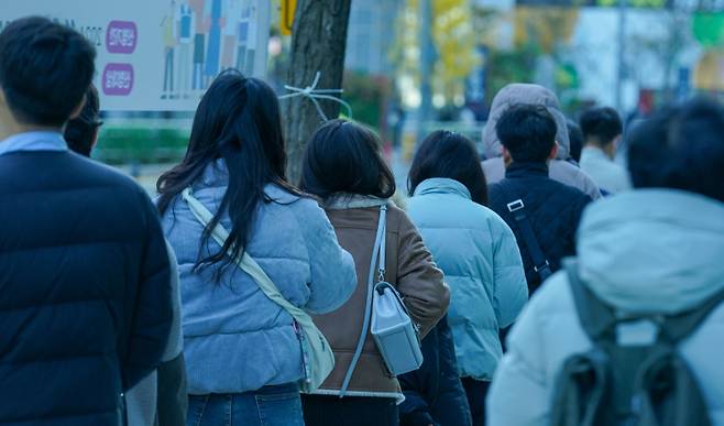 서울 금천구 가산디지털단지역 인근에서 직장인들이 두꺼운 옷차림으로 출근하고 있다. 유희태 기자
