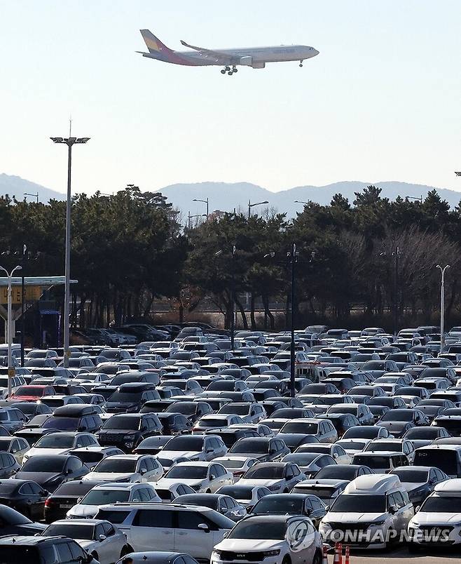 차량으로 꽉 찬 인천국제공항 주차장의 모습.