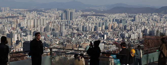 내년 서울 공동주택 입주 물량이 반토막날 것으로 예상되고 올해 역시 신규 분양마저 크게 줄어들 것으로 보인다. 사진은 서울 남산에서 바라본 아파트가 즐비한 전경. [이승환 기자]