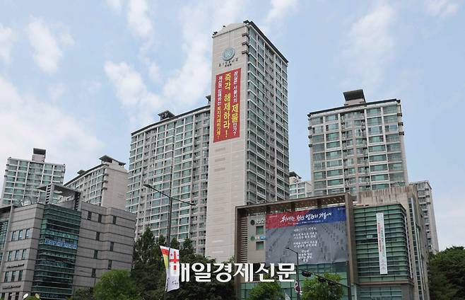 지난 2023년 서울 송파구 잠실 리센츠 아파트 외벽에 토지거래허가제 해제를 요구하는 현수막이 걸린 모습. 매경DB