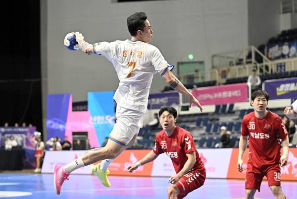 사진 인천도시공사 정수영이 점프 슛을 하고 있다. 사진 제공=한국핸드볼연맹