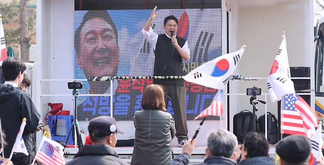 (서울=뉴스1) 박지혜 기자 = 10일 서울 용산구 한남동 대통령 관저 앞에서 열린 집회에서 윤석열 대통령 지지자들이 탄핵 기각을 촉구하고 있다.   윤석열 대통령은 석방 이후 별다른 공개 활동 없이 사흘째 관저에 머물고 있다.  2025.3.10/뉴스1  Copyright (C) 뉴스1. All rights reserved. 무단 전재 및 재배포,  AI학습 이용 금지. /사진=(서울=뉴스1) 박지혜 기자