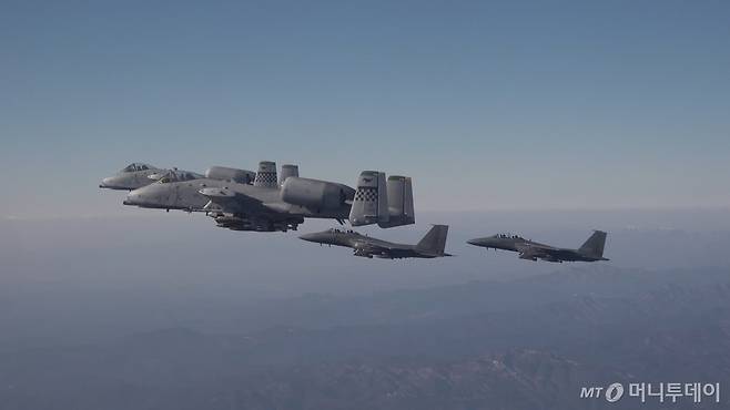 러시아 군용기 여러대가 15일 오전 한국방공식별구역(KADIZ·카디즈)에 무단 진입해 공군 전투기가 출격하는 일이 발생했다. 사진은 한미 공군이 지난 1월15일 올해 첫 연합 공대지 실사격 훈련을 하고 있다. 편대 오른쪽부터 차례대로 한 공군 F-15K 전투기 2기, 미 공군 A-10 공격기 2기. / 사진=공군