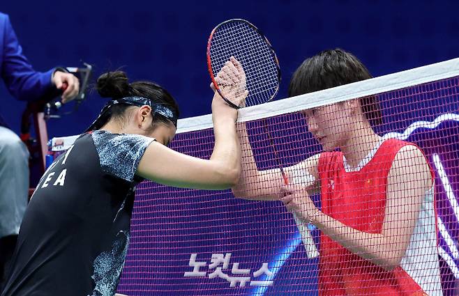 항저우아시안게임 배드민턴 여자 단식 결승에서 승리한 안세영(왼쪽)이 중국의 천위페이와 인사하는 모습. 항저우(중국)=황진환 기자
