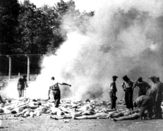 ▲ 아우슈비츠의 시신소각장. 1944년 8월 그곳에서 일하던 작업요원이 몰래 찍은 4장의 사진 가운데 하나다. ⓒ위키미디어