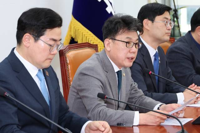 ▲더불어민주당 진성준 정책위의장이 11일 서울 여의도 국회에서 열린 원내대책회의에서 발언하고 있다. ⓒ연합뉴스