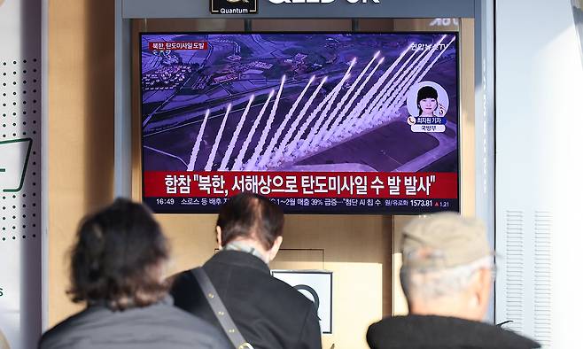 북한이 트럼프 미 대통령 취임 후 첫 탄도미사일 수 발을 발사한 지난 10일 서울 중구 서울역에서 시민들이 관련 뉴스를 보고 있다. 연합뉴스