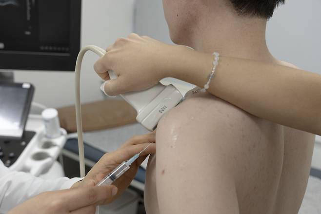 연세사랑병원 어깨상지팀 김철 원장이 초음파 유도하 주사치료를 시행하고 있다.