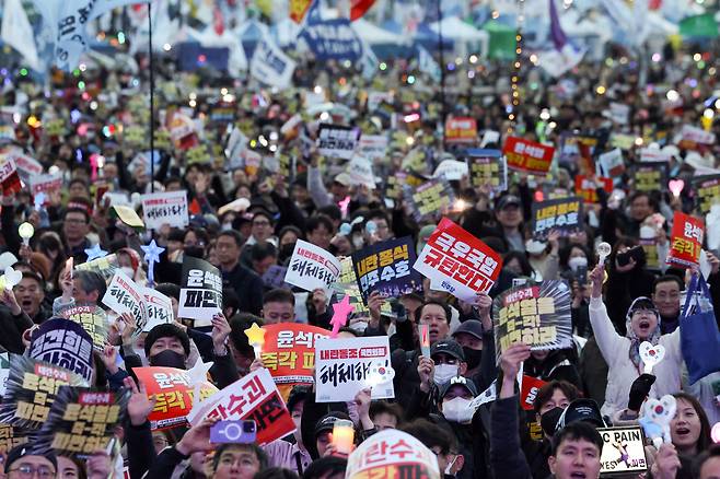 15일 서울 종로구 광화문 동십자각 앞에서 윤석열 즉각퇴진·사회대개혁 비상행동이 연 15차 범시민 대행진 참가자들이 윤석열 대통령 파면을 촉구하고 있다. 연합뉴스