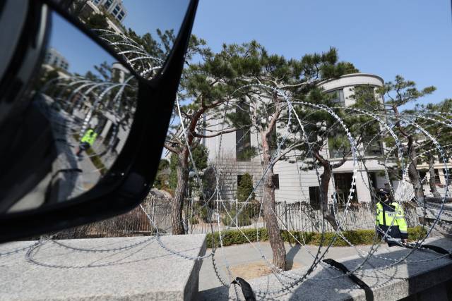 윤석열 대통령 탄핵 심판 선고를 앞둔 14일 서울 종로구 헌법재판소 담장에 철조망이 설치돼있다. 연합뉴스