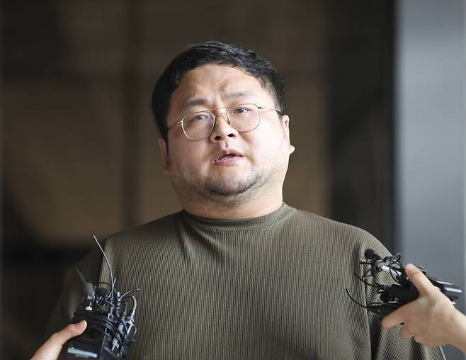 유튜버 쯔양(본명 박정원)을 협박해 돈을 갈취했다는 의혹을 받는 유튜버 구제역(본명 이준희)이 지난해 7월15일 오후 서울 서초구 서울중앙지검에 조사를 받기 위해 자진 출석해 취재진의 질문에 답하고 있다. ⓒ 시사저널 박정훈