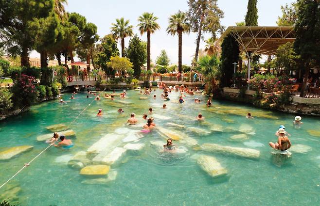 로마시대 대리석 기둥 등이 물속에 잠겨 있는 앤티크풀. [GettyImages]