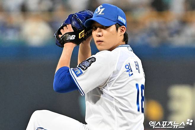15일 오후 대구삼성라이온즈파크에서 열린 '2024 신한 SOL Bank KBO 포스트시즌' LG 트윈스와 삼성 라이온즈의 플레이오프 2차전 경기, 1회초 삼성 선발투수 원태인이 공을 힘차게 던지고 있다. 엑스포츠뉴스 DB