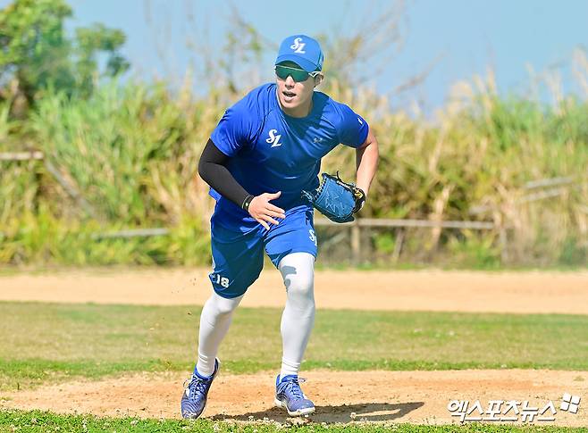 1일 오후 일본 오키나와 온나손 구장에서 열리는 LG 트윈스와 삼성 라이온즈의 연습경기, 삼성 원태인이 훈련에 임하고 있다. 엑스포츠뉴스 DB