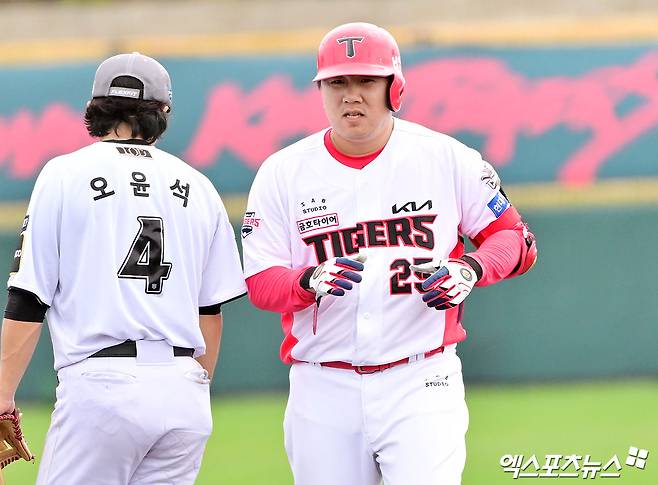 3일 오후 일본 오키나와 킨 구장에서 열린 KT 위즈와 KIA 타이거즈의 연습경기, 5회말 KIA 이우성이 안타를 날린 후 타임을 요청하고 있다. 엑스포츠뉴스 DB
