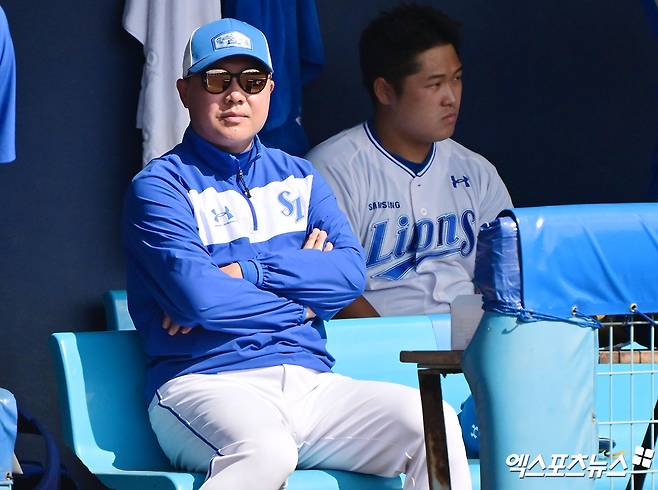 1일 오후 일본 오키나와 온나손 아카마 구장에서 열린 LG 트윈스와 삼성 라이온즈의 연습경기, 삼성 박진만 감독이 경기를 지켜보고 있다. 엑스포츠뉴스 DB