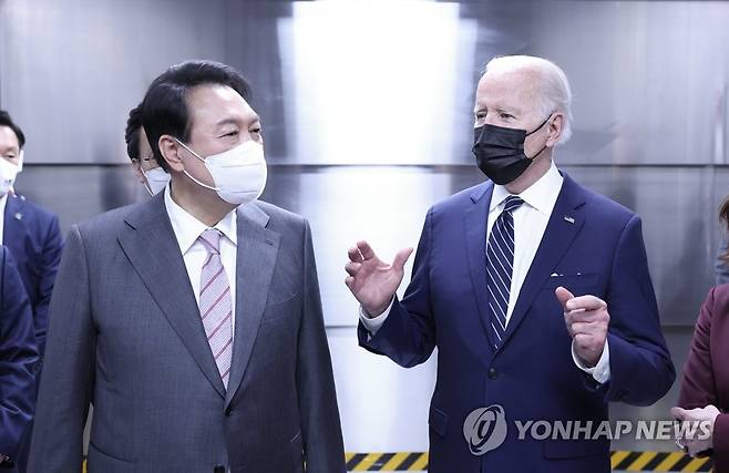 반도체공장 시찰하며 대화하는 한미 정상 (평택=연합뉴스) 취임 후 한국을 첫 방문한 조 바이든 미국 대통령이 윤석열 대통령과 2022년경기도 평택시 삼성전자 반도체공장을 시찰하고 있다. 2022.5.20 [대통령실 제공, 재판매 및 DB 금지] jeong@yna.co.kr