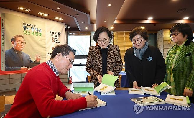저서에 사인해 주는 유정복 인천시장 (인천=연합뉴스) 임순석 기자 = 유정복 인천시장이 15일 인천 남동구 샤펠드미앙에서 열린 출판기념회에서 저서 '대한민국 대통합, 찢는 정치꾼, 잇는 유정복'에 사인해 주고 있다. 2025.3.15 soonseok02@yna.co.kr