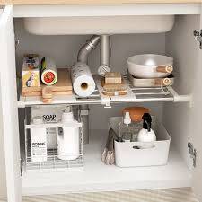 싱크대 하부에 접이식 선반이 놓여있는 사진