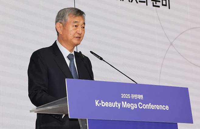 이경수 코스맥스그룹 회장이 14일 서울 강남구 그랜드 인터컨티넨탈 서울 파르나스 호텔에서 열린 2025 큐텐재팬 ‘K뷰티 메가 콘퍼런스’에서 발표하고 있다. (사진=뉴스1)