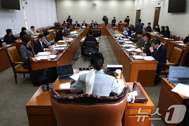 2월 27일 오전 서울 여의도 국회에서 열린 보건복지위원회 제3차 법안심사제1소위원회에서 강선우 소위원장이 의사봉을 두드리고 있다. 2025.2.27/뉴스1 ⓒ News1 이광호 기자