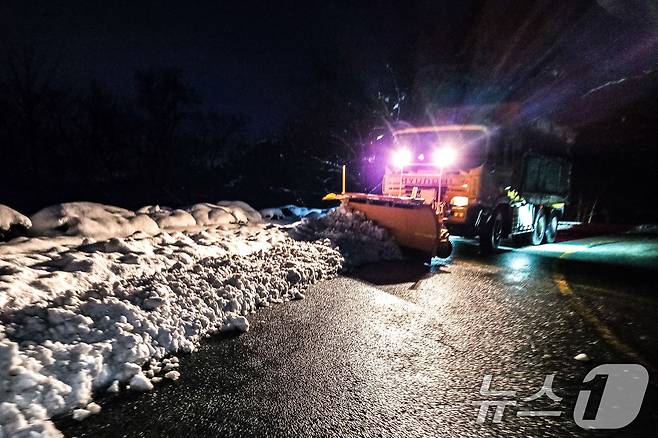 지난 5일 오전 경북 경주시 제설팀이 전날 대설경보로 통제됐던 불국로에서 제설팀이 제설작업을 하고 있다. 경주시는 이날 오전 중으로 7km 양방향을 개통시키겠다고 밝혔다. (경주시제공, 재판매 및 DB 금지) 2025.3.5/뉴스1 ⓒ News1