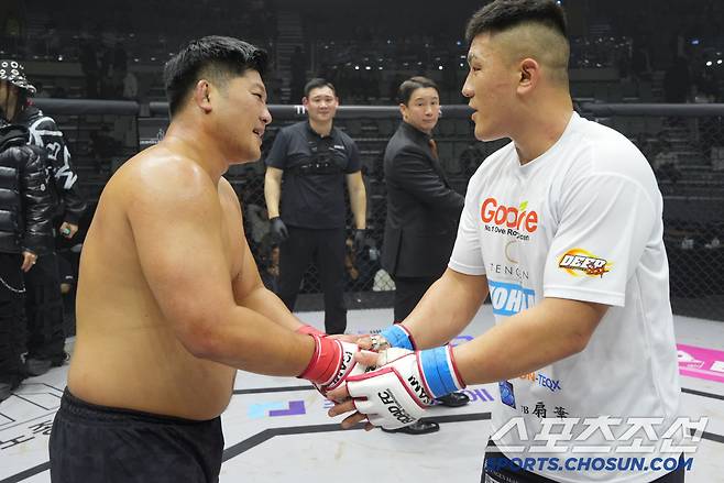 권아솔과 세키노 타이세이가 경기후 서로 악수를 나누고 있다. 사진제공=로드FC