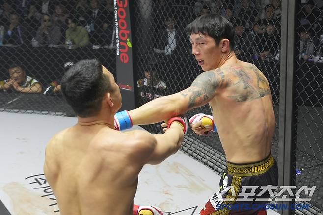 난딘에르덴이 양지용이게 펀치를 날리고 있다. 사진제공=로드FC