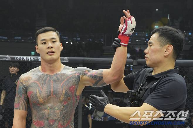 황인수가 임동환에게 심판 전원일치 판정승을 거두고 미들급 통합 챔피언에 올랐다. 사진제공=로드FC