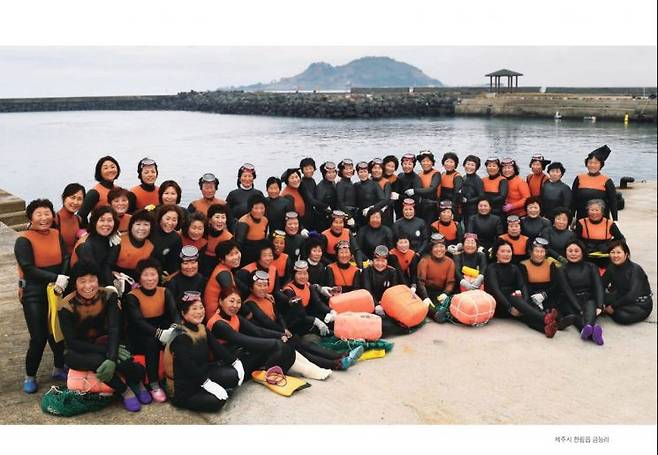제주특별자치도와 제주학연구센터에서 2017년 발간한 '제주해녀의 얼굴'에 수록된 제주 금능리 어촌계 소속 해녀들의 단체사진. 당시 활동 하던 61명의 해녀들의 모습이 담겼다. [사진 = 제주학연구센터]