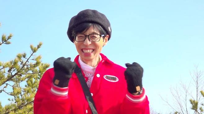 이번 주 SBS ‘런닝맨’에서는 멤버들이 ‘연령 고지 영상’ 촬영을 위해 서울 용마산에 오르는 모습이 그려질 예정이다. 처음에는 간단한 영상 촬영이라고 생각했지만, 멤버들은 예상보다 험난한 등산 코스와 꽃샘추위에 당황하며 고군분투했다. 멤버들이 각자 준비한 기상천외한 촬영 의상과 소품은 등산객들의 시선을 사로잡았고, 웃음과 난감함이 동시에 터져 나왔다. 한편, 송지효는 거뜬하게 등산을 이어가며 반전 체력을 과시했고, 반대로 다른 멤버들은 고통스러운 산행에 지친 기색을 감추지 못했다. 촬영을 마친 후 멤버들은 하산을 기대했지만, 제작진이 준비한 ‘주사위 미션’으로 인해 오히려 더 높은 곳으로 올라가는 웃지 못할 상황이 연출되었다. 과연 멤버들이 무사히 하산할 수 있을지, 그리고 정상에서 촬영된 영상이 어떤 모습일지 기대를 모으고 있다.