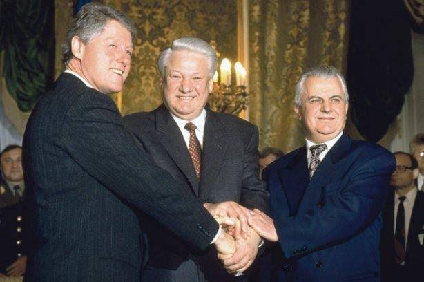 1994년 1월 모스크바에서 당시 빌 클린턴(왼쪽부터) 미 대통령, 옐친 러시아 대통령, 크라우추크 우크라이나 대통령이 우크라이나의 NPT 가입에 합의했다고 발표하며  손을 맞잡고 있다. 그해 12월 5일 부다페스트에서 우크라이나는 카자흐스탄, 벨라루스와 함께 공식적으로 3국의 NPT 가입, 핵포기, 안전 보장 등을 골자로 한 부다페스트 안전 보장 각서에 서명했다. /백악관