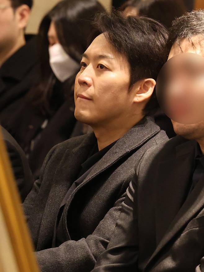 16일 오전 서울 강남구 삼성서울병원 장례식장에서 고(故) 휘성의 영결식 및 발인이 열린 가운데 고인의 절친으로 알려진 가수 하동균이 자리해 있다. /뉴스1