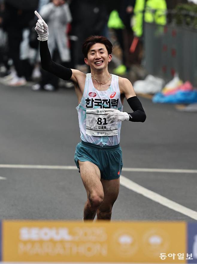 한국전력 김홍록이 16일 열린 2025서울마라톤 겸 제95회 동아마라톤 국내 남자부에서 지난해에 이어 2회 연속 1위로 결승선을 통화하고 있다. 양회성 기자 yohan@donga.com
