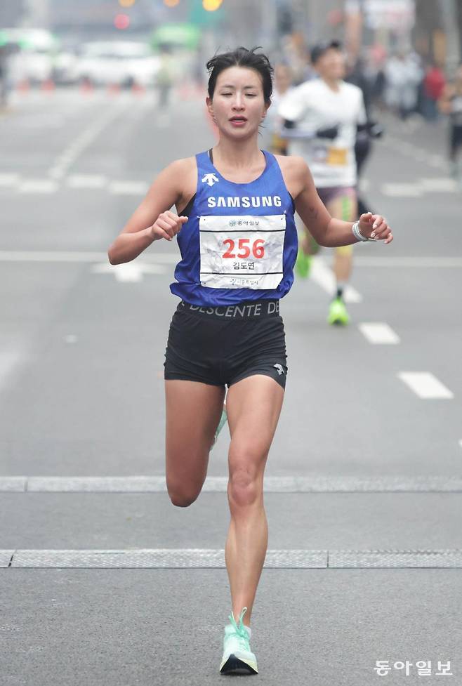 한국 여자마라톤 최고기록(2시간25분41초) 보유자 김도연(삼성전자0)이16일 2025서울마라톤 겸 제95회 동아마라톤 국내 여자부에서 2위로 결승선을 통과하고 있다. 박형기 기자 oneshot@donga.com