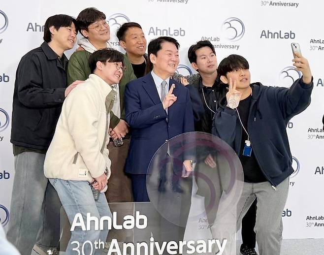 안철수 창업자가 지난 14일 경기창조경제혁신센터에서 열린 안랩 창립 30주년 기념식에서 안랩 직원들과 기념촬영을 하고 있다. 안랩 제공