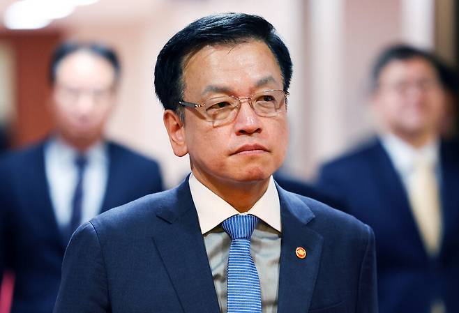 최상목 대통령 권한대행 부총리 겸 기획재정부 장관 14일 정부서울청사에서 열린 국무회의에 입장하고 있다. 연합뉴스