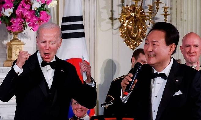 2023년 4월26일(현지시각) 백악관 이스트룸에서 열린 국빈만찬에서 윤석열 대통령이 ‘아메리칸 파이’를 부르고 있다. 연합뉴스