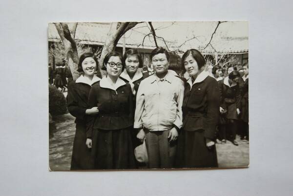 경기여고 제자들과 사진을 찍고 있는 김용원 열사. 김정진 감독 제공