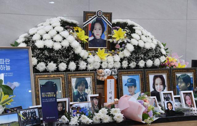 공군 성폭력 피해자 고(故) 이예람 중사 1주기를 하루 앞둔 2022년 5월 20일 경기 성남시 국군수도병원 장례식장에서 열린 추모의 날에 고인의 사진 앞 국화꽃이 놓여 있다. 한국일보 자료사진