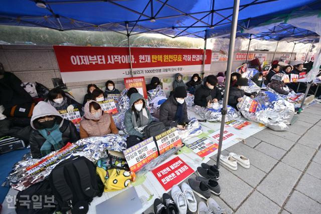 16일 서울 종로구 헌법재판소 정문 옆에 설치된 천막 아래 윤석열 대통령 지지자들이 단식 투쟁을 하고 있다. 최주연 기자