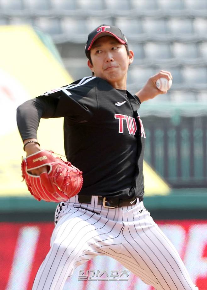 LG 손주영이 16일 오후 인천SSG랜더스필드에서 열린 2025 KB0리그 SSG랜더스와 LG트윈스의 프로야구 시범경기에서 선발등판해 피칭을 하고 있다. 인천=김민규 기자 mgkim1@edaily.co.kr /2025.03.16/