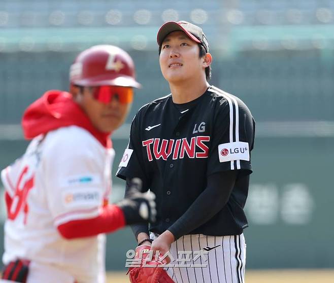 16일 오후 인천SSG랜더스필드에서 열린 2025 KB0리그 SSG랜더스와 LG트윈스의 프로야구 시범경기에서 선발 손주영이 4회 수비를 마치고 마운드를 내려가고 있다. 인천=김민규 기자 mgkim1@edaily.co.kr /2025.03.16/