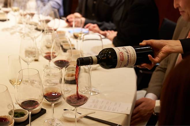 국내 술 문화에 익숙하지 않은 '호스트 테이스팅'은 손님을 위한 배려이다. 사진은 이탈리아 명품 와인 '까사노바 디 네리,브루넬로 디 몬탈치노 지오반니 네리(csr 수입)'